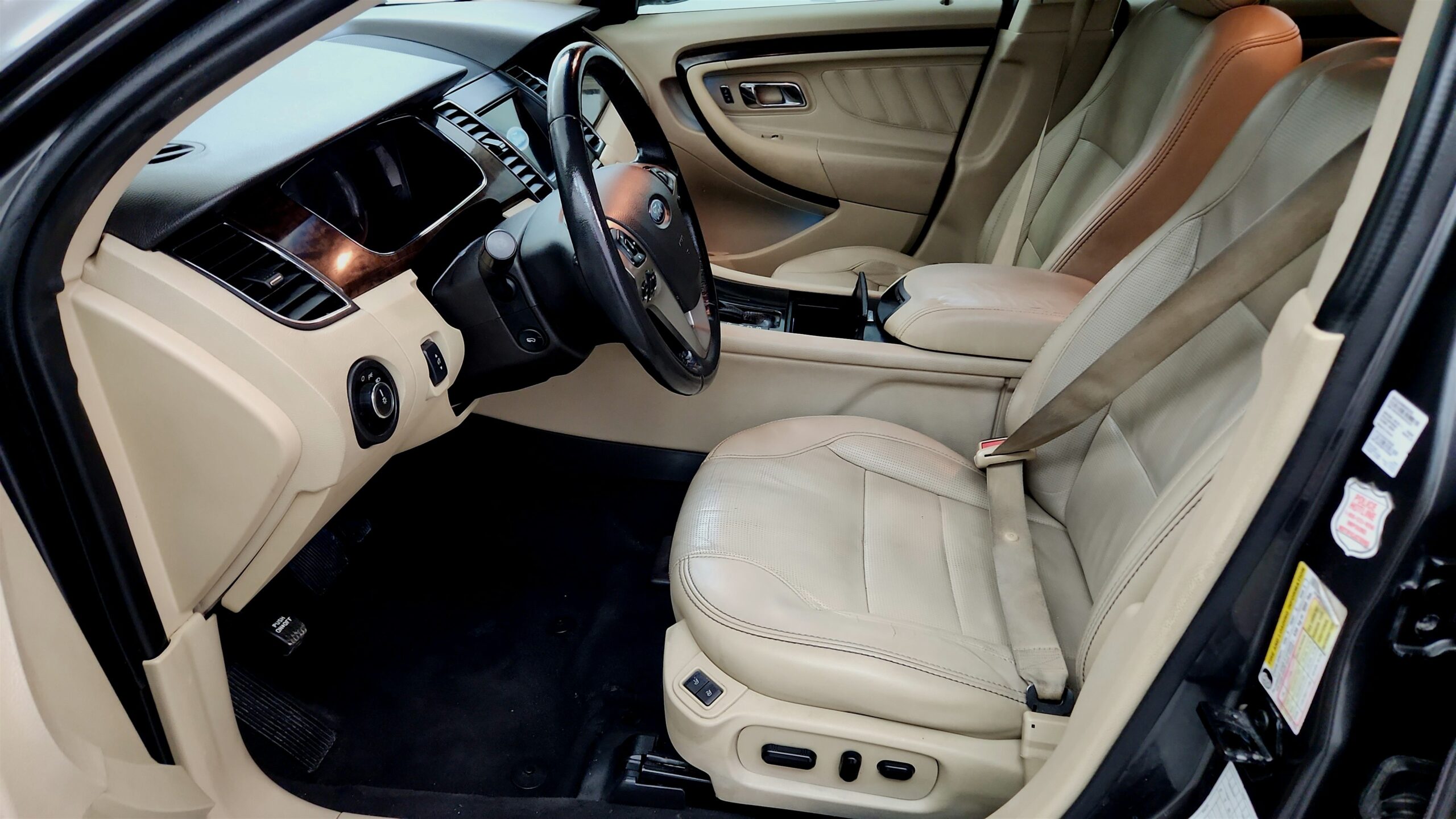 2019 Ford Taurus Limited's photo