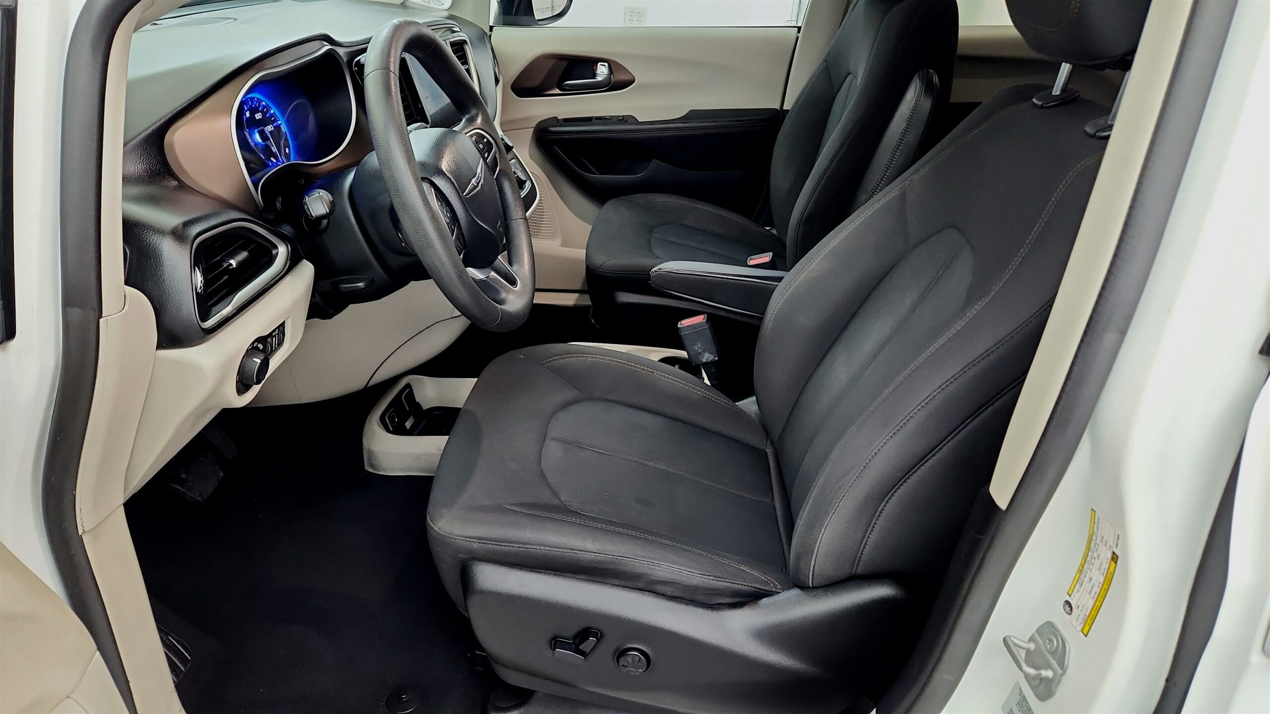 2017 Chrysler Pacifica Touring's photo