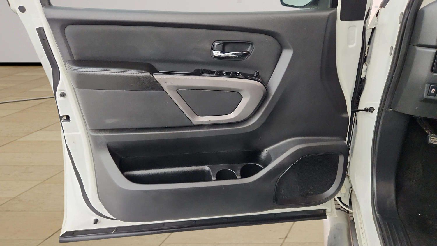 2015 Nissan Titan SV - Photo 13