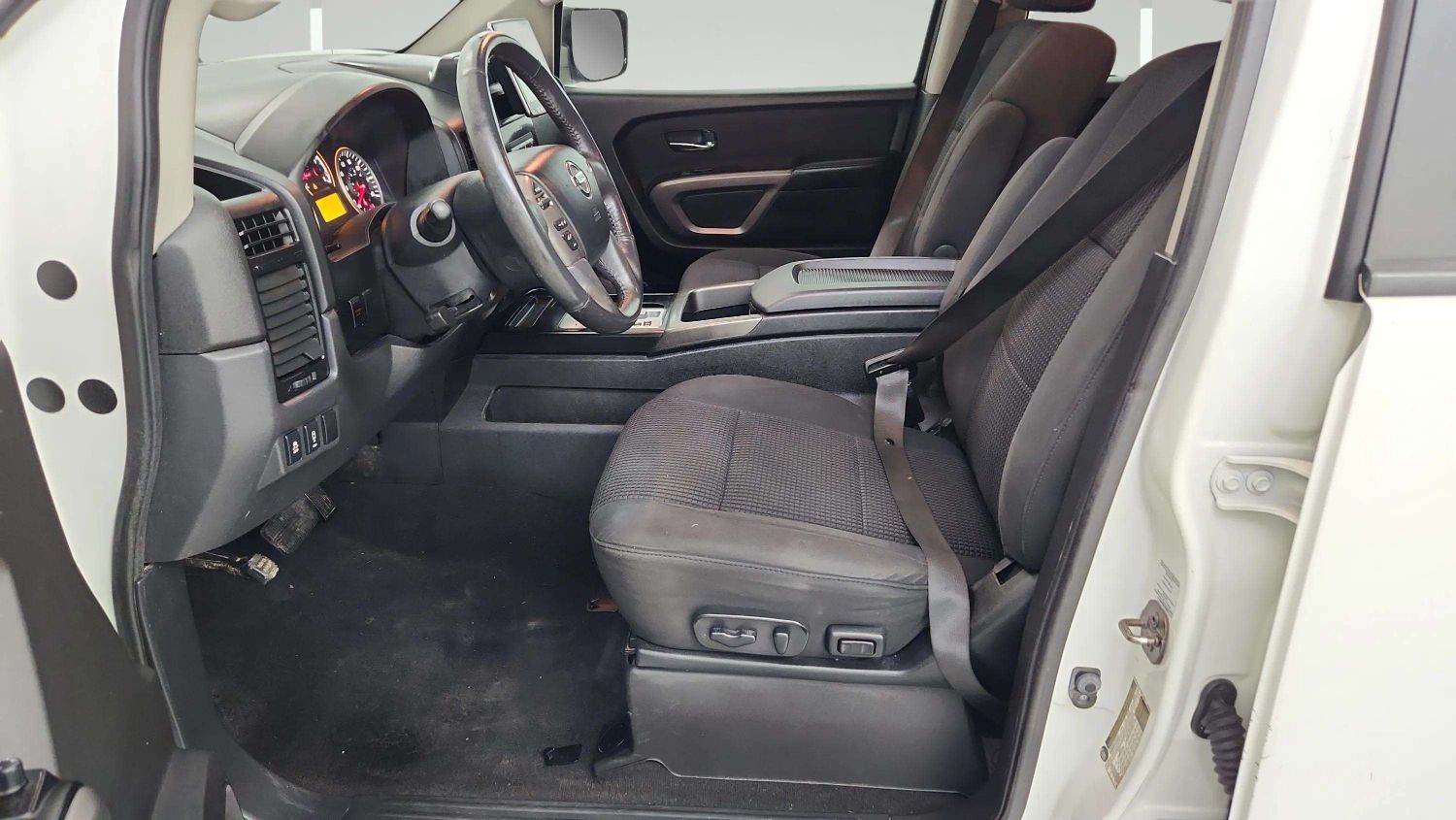 2015 Nissan Titan SV - Photo 12