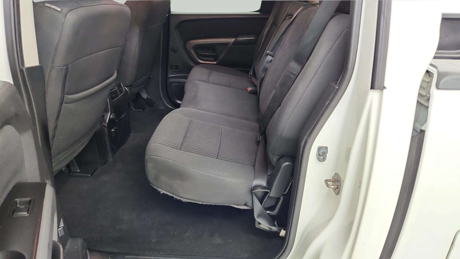 2015 Nissan Titan SV - Photo 14